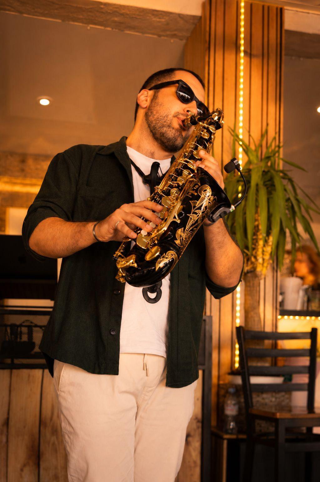 Musicien au saxophone animant une soirée au restaurant Le Wave à Saint-Aygulf