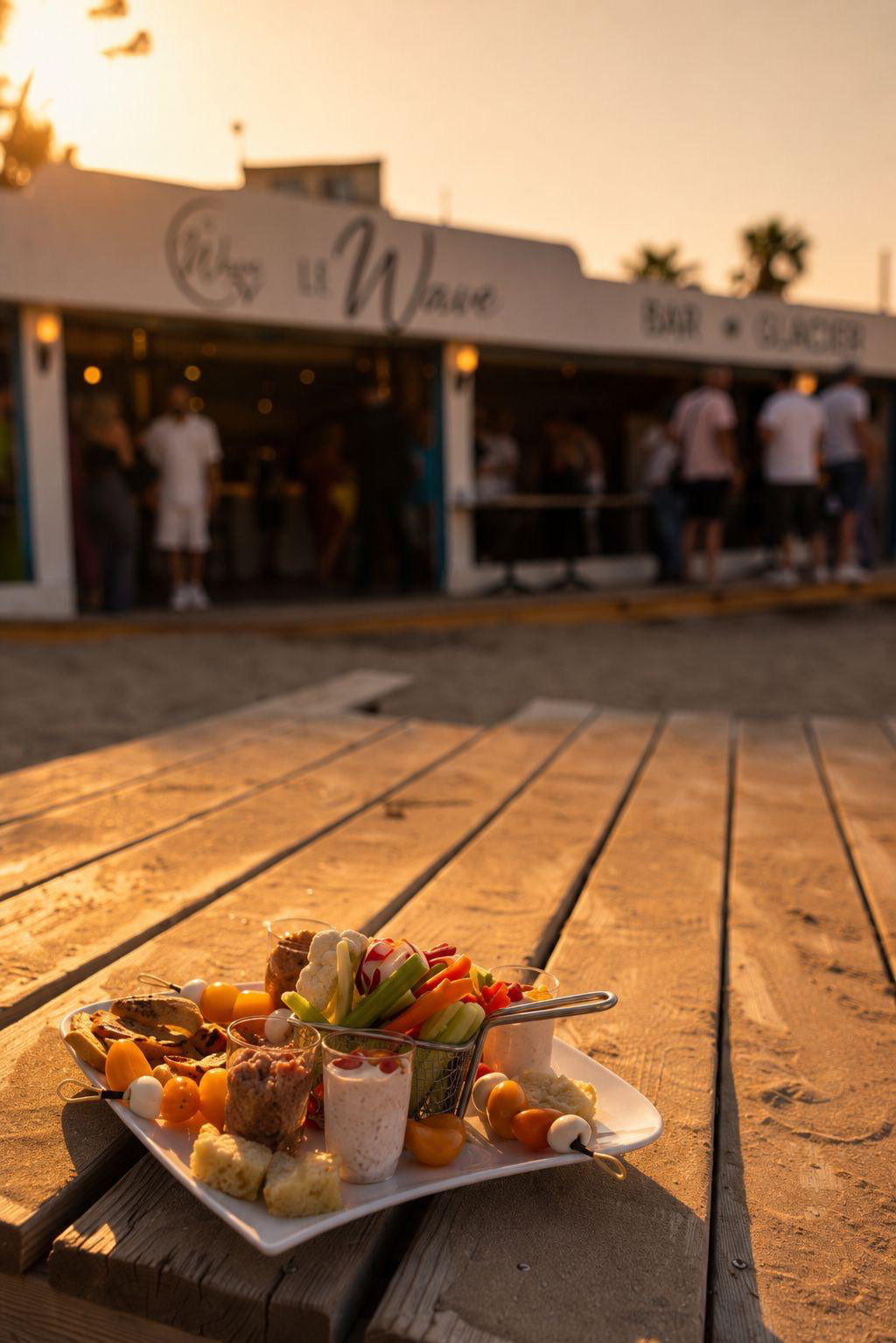 Planche apéritive servie face à la plage au restaurant Le Wave à Saint-Aygulf