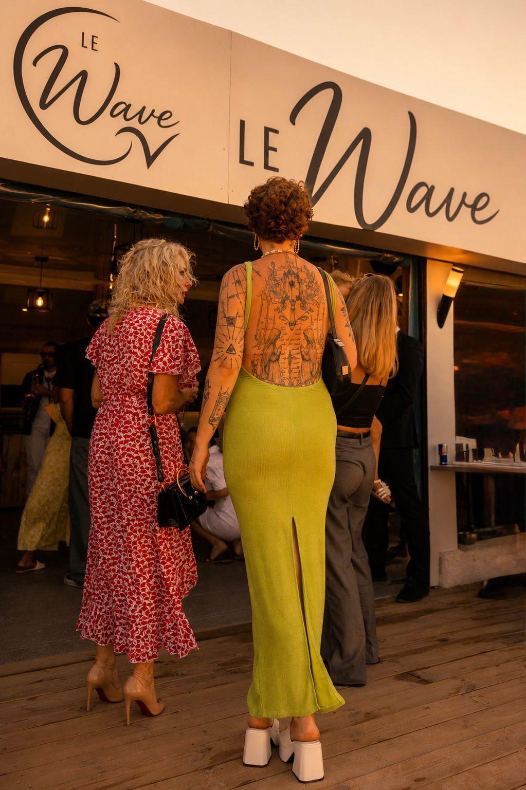 Clientes devant l'enseigne du restaurant Le Wave lors d'une soirée à Saint-Aygulf