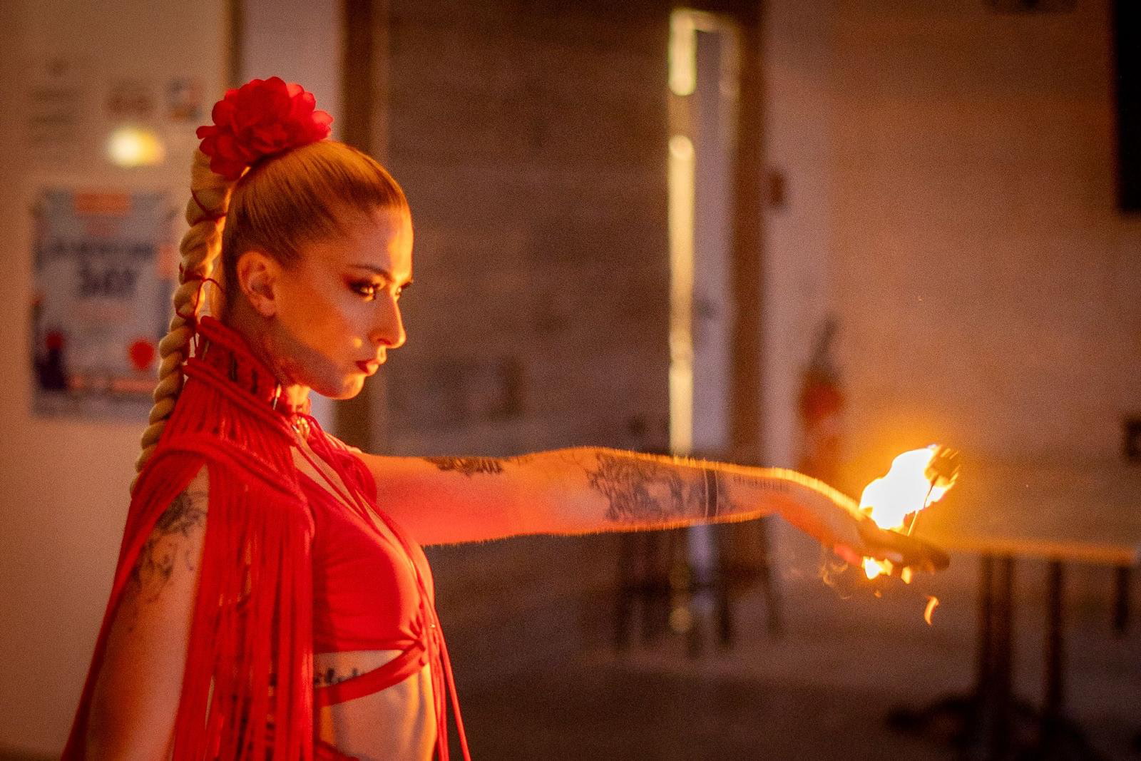 Spectacle de feu lors d'une soirée animée au restaurant Le Wave à Saint-Aygulf